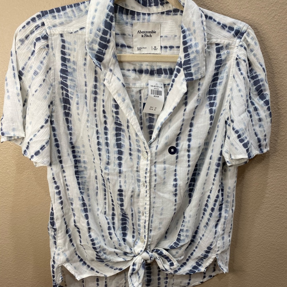 NWT Abercrombie & Fitch short sleeve. Size M.